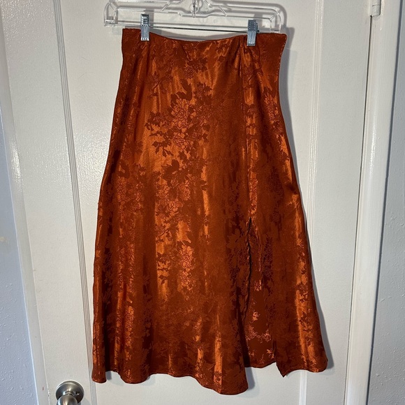 Floral midi slip skirt with side slit. - Picture 2 of 7